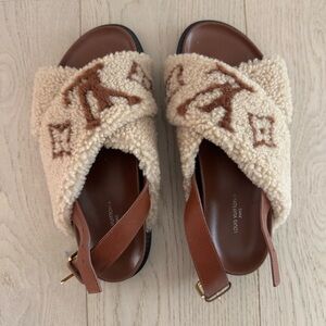 AUTHENTIC Louis Vuitton LV monogram shearling paseo slingback in good condition.